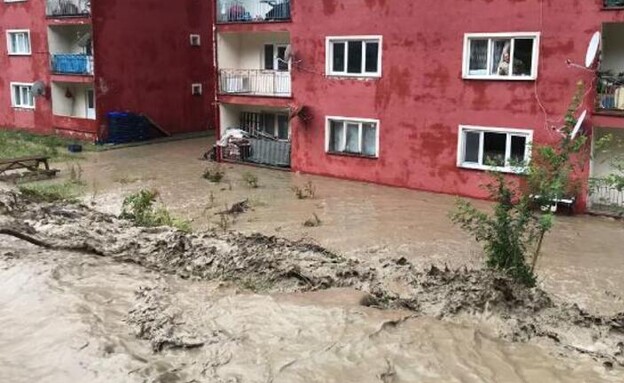 גשם כבד ושיטפון במחוז אינבולו בטורקיה (צילום: DHA)