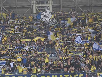 לא יכולים כבר לחכות. אוהדי מכבי (ברני ארדוב)