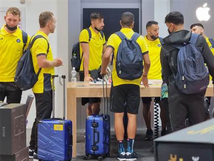 שחקני מכבי ת"א בשדה התעופה