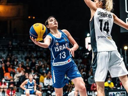 יעקב תנסה לעזור לעולה החדשה (קרדיט: FIBA) (צילום: ספורט 5)