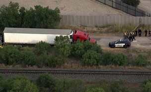 המשאית שבה נמצאו מתים עשרות מהגרים (צילום: sky news)