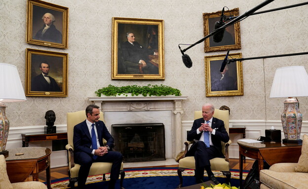 ראש ממשלת יוון מיטסוטאקיס עם הנשיא ביידן (צילום: reuters)