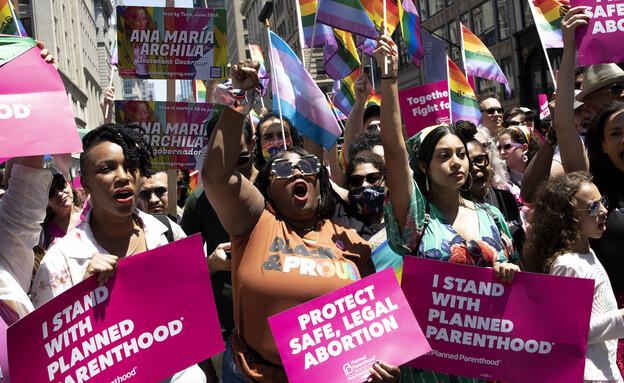 מחאה נגד האיסור על הפלות, מצעד הגאווה בניו יורק 2022 (צילום: Andrew Lichtenstein, GettyImages)