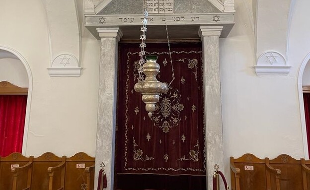 בית הכנסת היהודי בחלקידה (צילום: דור טיטו, קשת 12)