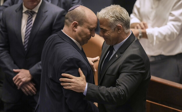 בנט ולפיד בכנסת (צילום: AP) בנט ולפיד בכנסת (צילום: AP)