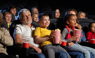 סבא עם ילדיו בקולנוע (אילוסטרציה: shutterstock)