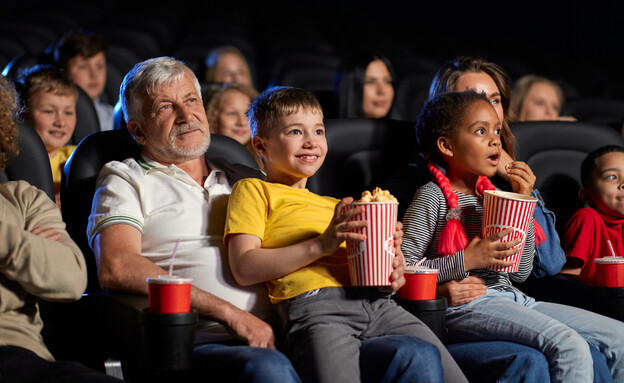 סבא עם ילדיו בקולנוע (אילוסטרציה: shutterstock)