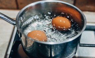 בישול ביצים קשות - תנו לכל ביצה את המקום שלה (צילום: Elena karetnikova, ShutterStock)
