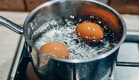 בישול ביצים קשות - תנו לכל ביצה את המקום שלה (צילום: Elena karetnikova, ShutterStock)