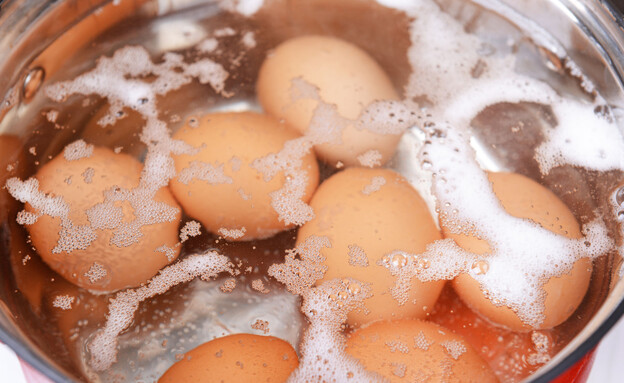 ביצים נשברות בכניסה למים רותחים (צילום: Africa Studio, ShutterStock)