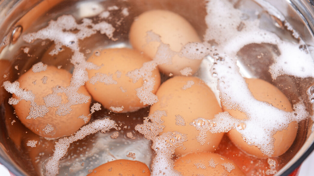 ביצים נשברות בכניסה למים רותחים