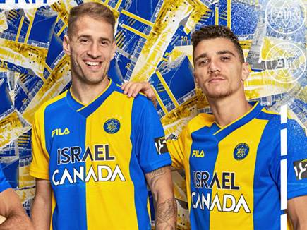 סבוריט ודן ביטון עם המדים החדשים. מה דעתכם? (האתר הרשמי של מכבי ת"א)