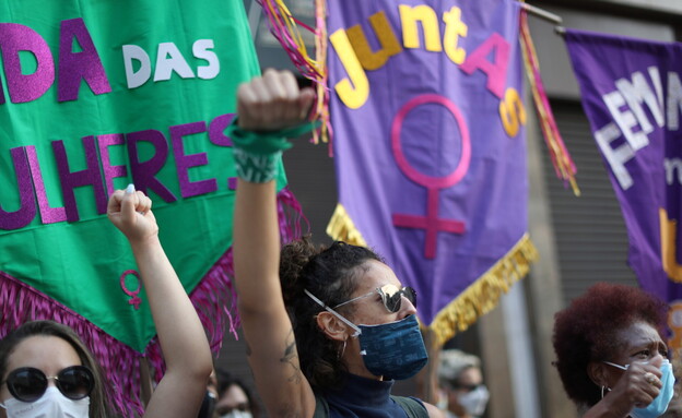 הפגנה בעד זכויות נשים לעבור הפלה בברזיל (צילום: reuters)