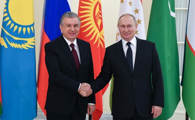 נשיא אוזביקסטן מירזייאיב עם נשיא רוסיה פוטין (צילום: reuters)