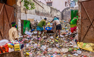 פסולת וזיהום ברחובות הודו (צילום: CherylRamalho, shutterstock)