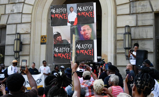 הפגנה נגד הירי בצעיר השחור באקרון, ארה"ב (צילום: Reuters)
