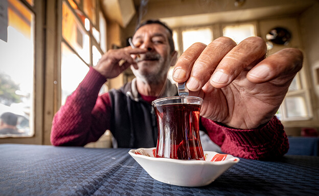 איש מעשן סיגריה בטורקיה (צילום: Hatice Bakcepinar, Shutterstock)