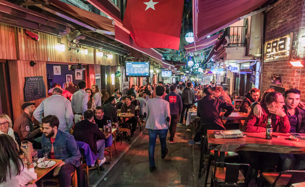 ברים באיסטנבול טורקיה (צילום: Matyas Rehak, Shutterstock)