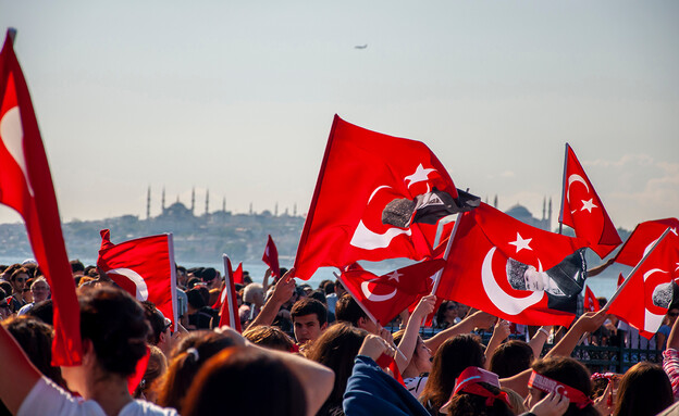 דגלים טורקיה (צילום: Erdinc Altun, Shutterstock)