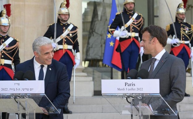 ראש הממשלה יאיר לפיד ונשיא צרפת עמנואל מקרון (צילום: עמוס בן גרשום, לע"מ)