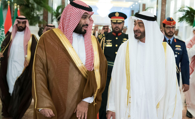 Saudi Arabia and the Emirates will distribute billions of dollars to citizens