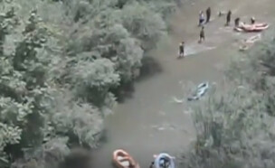 תיעוד רחפן בנהר הירדן - מפריעים למטיילים לשוט בנהר (צילום: המהדורה המרכזית)