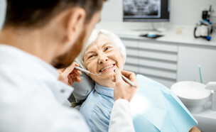 רפואת שיניים למבוגרים (צילום: RossHelen | shutterstock)