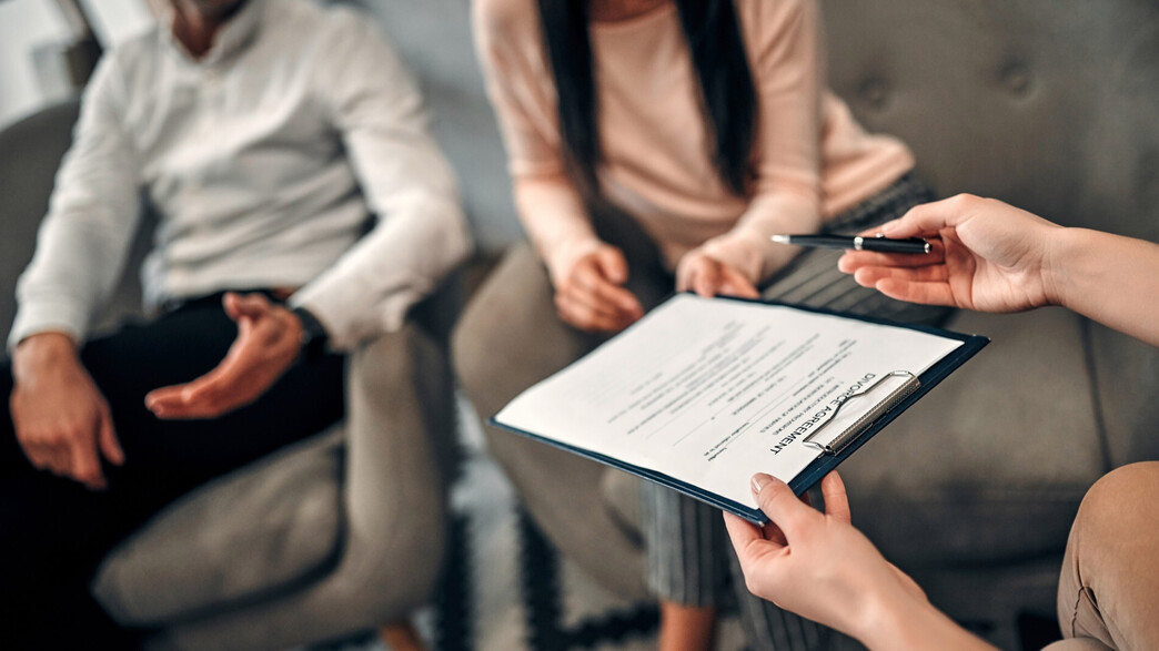 זוג הורים חותמים על מסמך