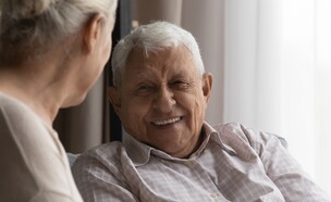 זקנים צוחקים (צילום: fizkes | shutterstock)