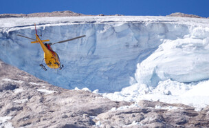 מסוקי החילוץ מעל מוקד התרסקות הקרחון באיטליה (צילום: Guglielmo Mangiapane, reuters)