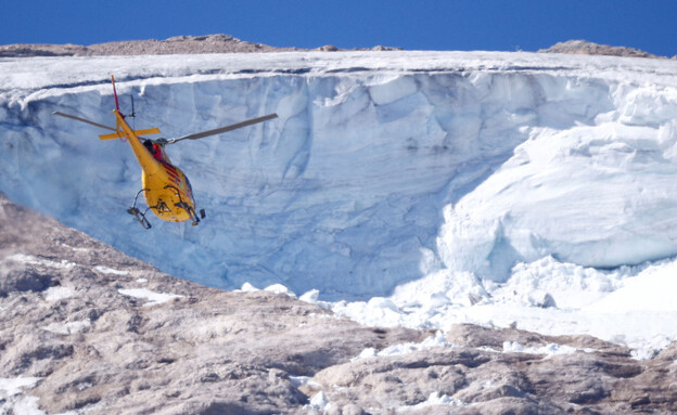 מסוקי החילוץ מעל מוקד התרסקות הקרחון באיטליה (צילום: Guglielmo Mangiapane, reuters)