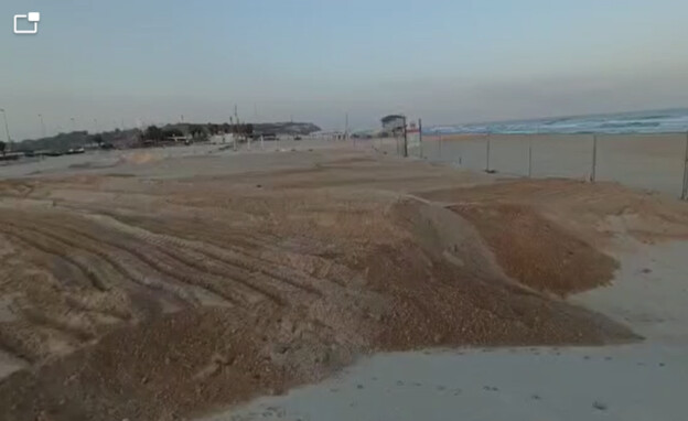 אדמה על החול החופי בפולג (צילום: אופיר יובל)