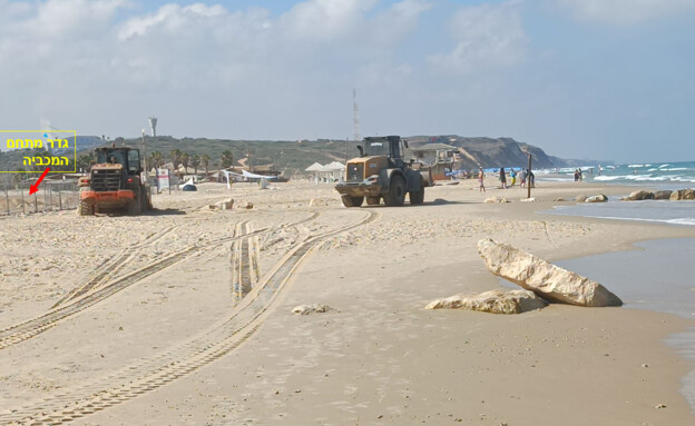 טרקטורים ממערב למתחם המכביה, על החוף החולי סמוך למים (צילום: אופיר יובל)