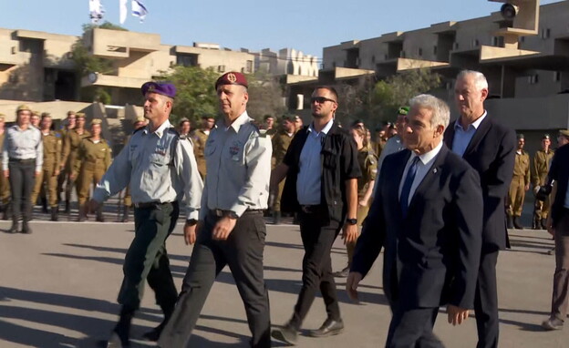 יאיר לפיד, בני גנץ ואביב כוכבי בטקס (צילום: המהד)