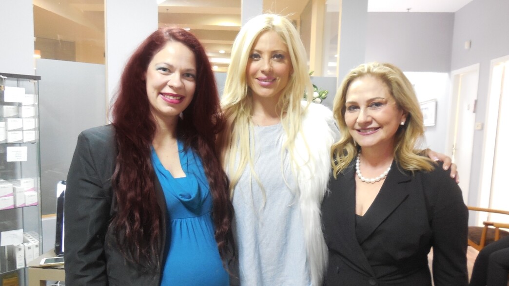 מירי אברהם עם לימור כרסנטי ולקוחת המשרד ד"ר מוניקה אלמ