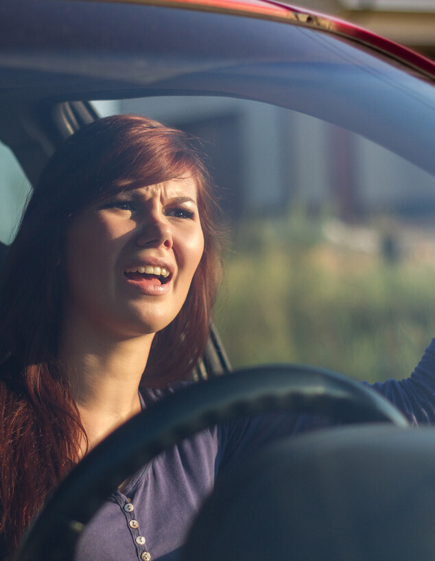 אישה מתוסכלת בפקק תנועה (אילוסטרציה: Shutterstock)