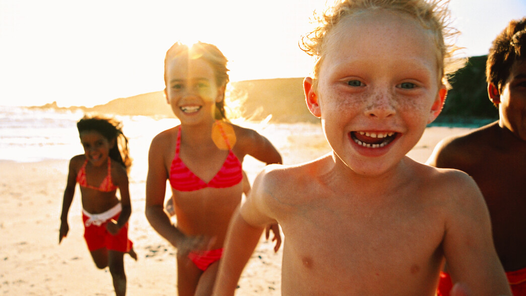 ילדים שמחים בחוף הים (צילום: Stockbyte, Thinkstock)