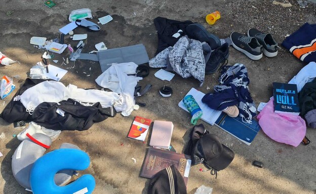 Suitcases thrown in the bin in the router"C (Photo: Courtesy of the photographer)