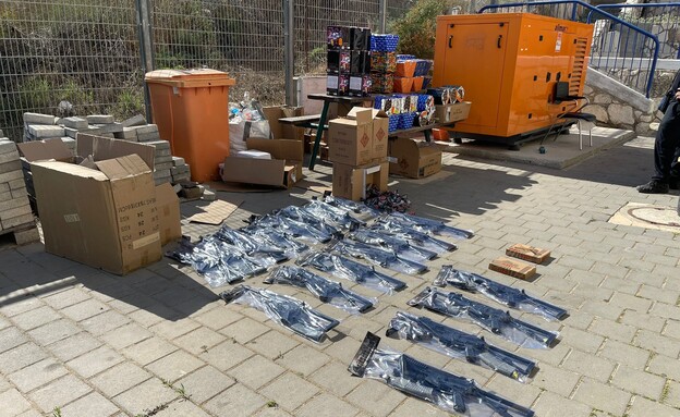 תפיסת מחסן של נפצים ורובי איירסופט בצפון הארץ (צילום: דוברות המשטרה)