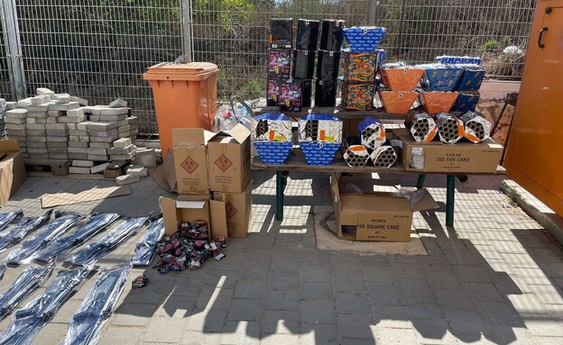 תפיסת מחסן של נפצים ורובי איירסופט בצפון הארץ (צילום: דוברות המשטרה)