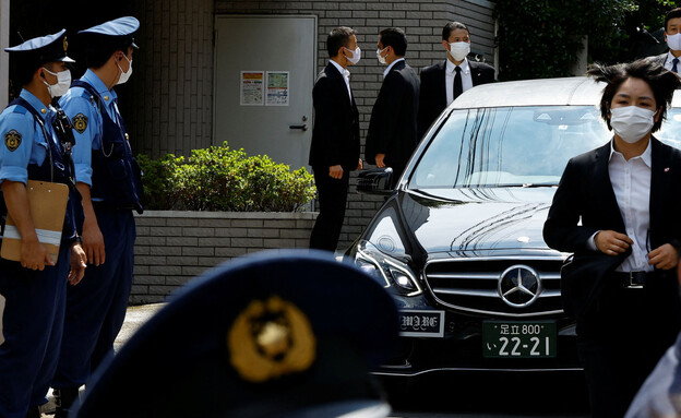 רכב עם גופתו של שינזו אבה מגיע לטוקיו (צילום: רויטרס)