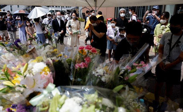 אזרחים יפנים מתאבלים ליד זירת הרצח של שינזו אבה (צילום: רויטרס)