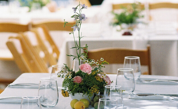 חתונה אקולוגית, עיצוב פרחים עם פירות וירקות (צילום: אריאל פדהצור)