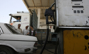 מכונית ישאלית ממלאת דלק בתחנת דלק פלסטינית  (צילום: עבד ראחים חאטיב, פלאש 90)