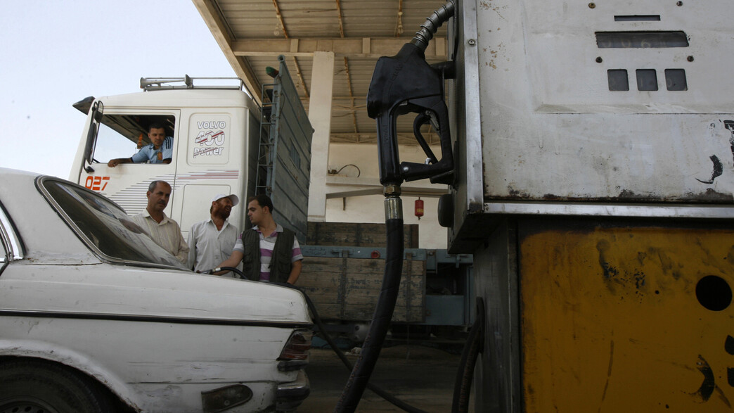 מכונית ישאלית ממלאת דלק בתחנת דלק פלסטינית  (צילום: עבד ראחים חאטיב, פלאש 90)