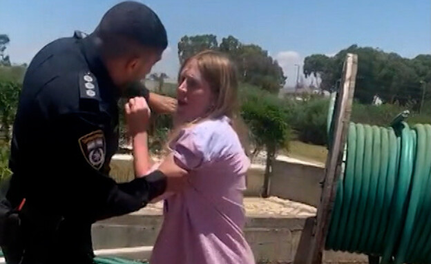 עימות בין שוטרים לאישה בהריון מתקדם (צילום: מתוך 