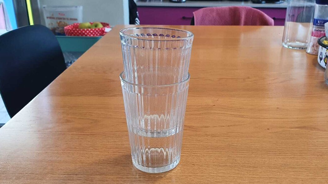 איך מפרידים בין כוסות שנתקעו? איך מפרידים בין כוסות שנתקעו?