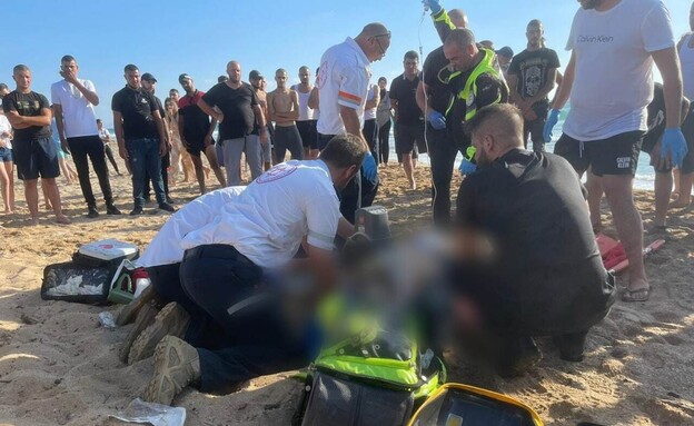 גבר טבע בחוף בצת לאחר שניסה להציל ילדה מטביעה (צילום: דוברות מד"א )