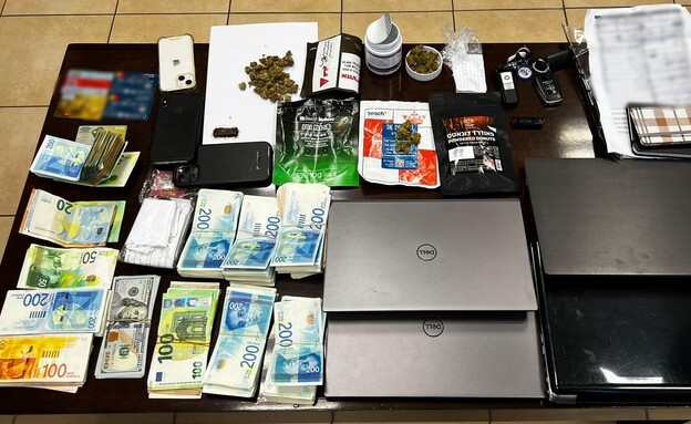 הכספים והסמים שנמצאו אצל החשודים (צילום: משטרת ישראל)