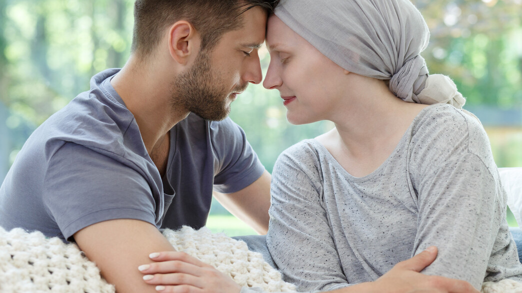 אישה חולה בסרטן מחבקת גבר אישה חולה בסרטן מחבקת גבר